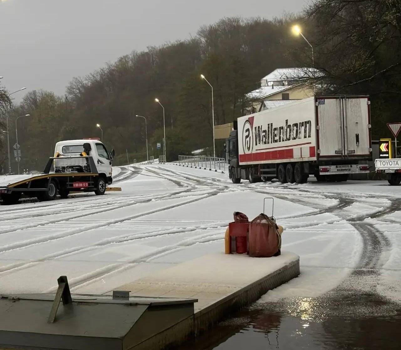 Снегопад и град в Сочи 14 апреля парализовали федеральную трассу