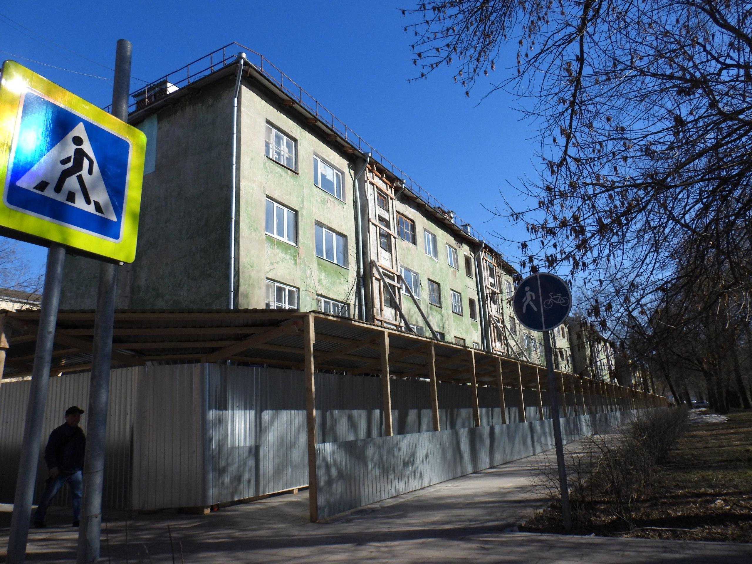 Аварийный дом на Комсомольском проспекте, 94 в Перми обнесли забором перед сносом