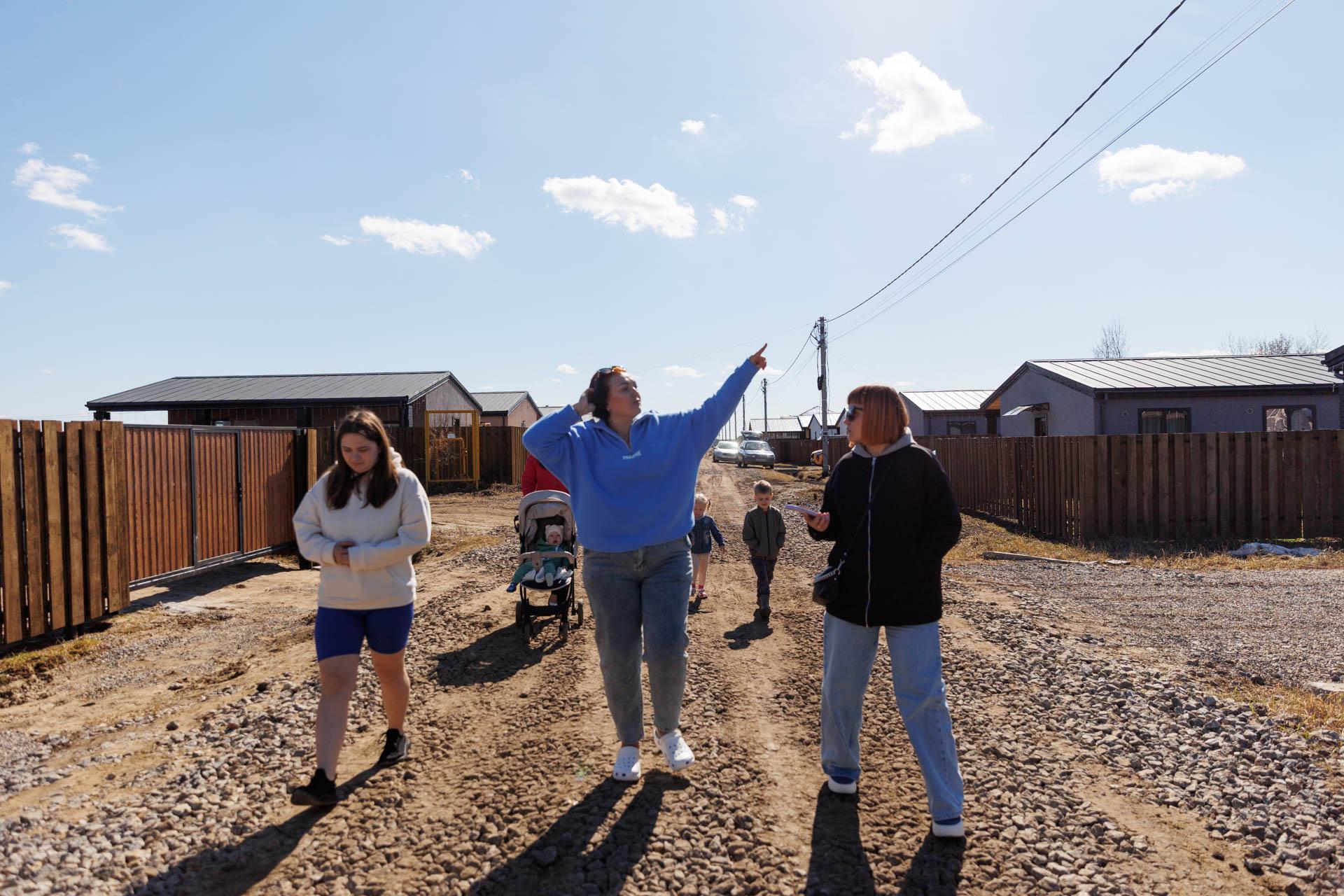 Дети из коттеджного поселка «Палитра» ежедневно преодолевают три километра до школы