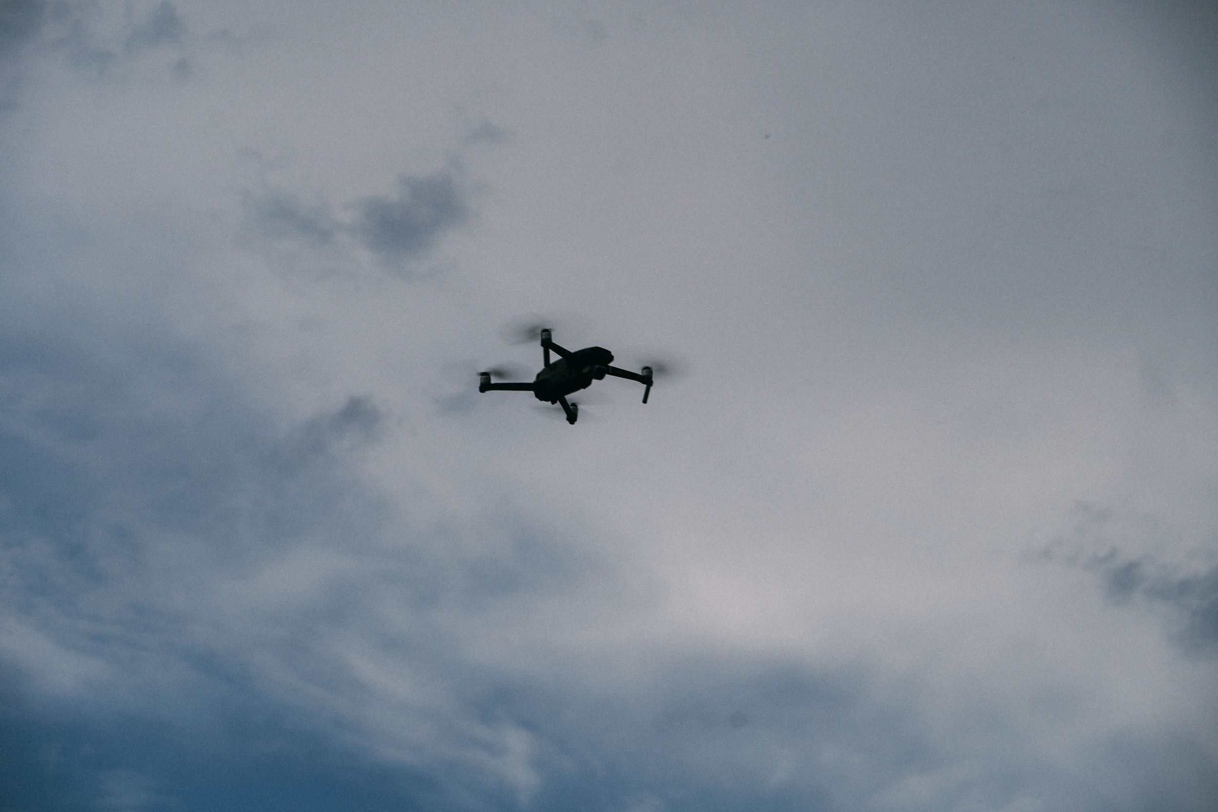 Массовые атаки дронов: жертвы и повреждения в нескольких регионах России