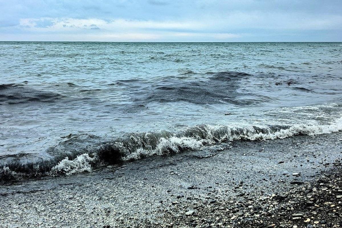 Мазут на пляжах Туапсе: последствия атаки дронов и угрозы курортному сезону