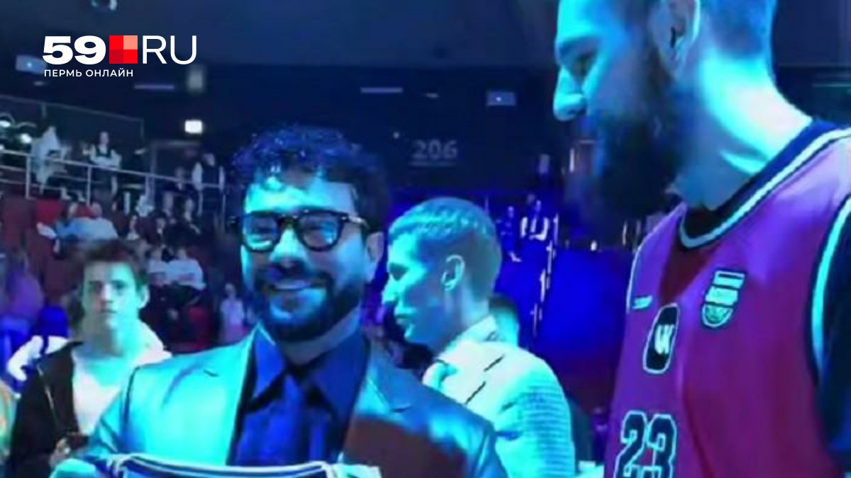 Илья Богданов подарил Тимати майку клуба «Бетсити Парма» в Москве