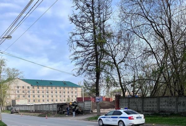 В Березниках на улице Миндовского перевернулся школьный автобус