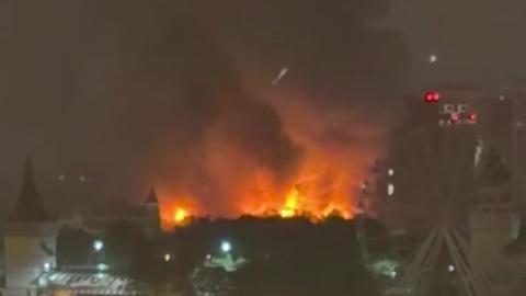 Мощный пожар в Измайловском Кремле охватил более 1000 квадратных метров
