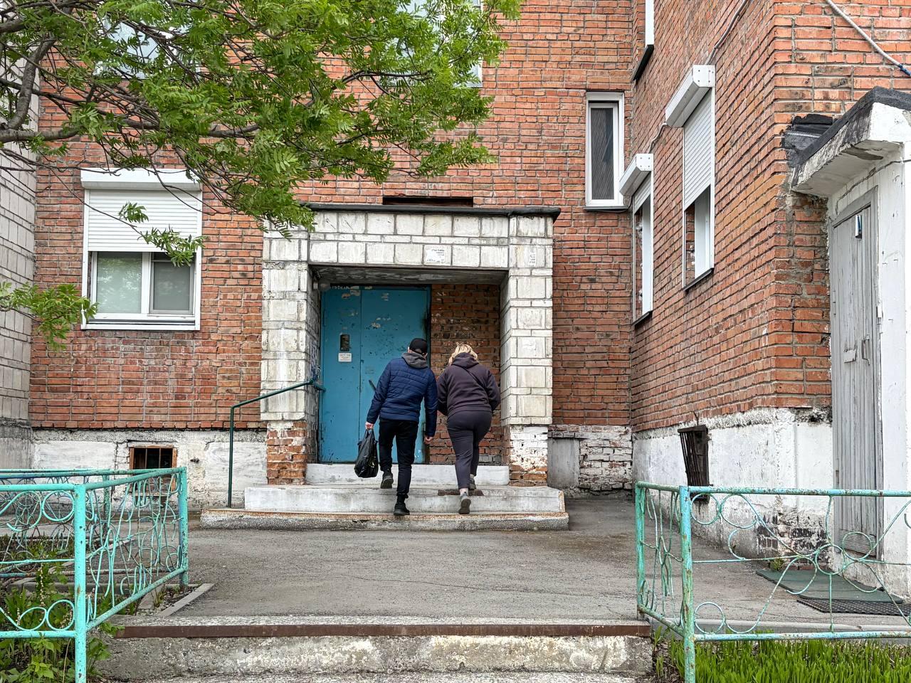 Жители многоэтажки в Новосибирске недовольны хостелем в подвале