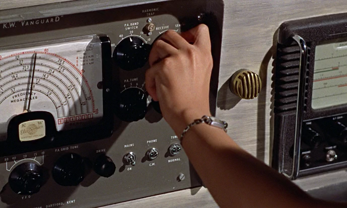 Dr._No.1962.HDRip-AVC.ExKinoRay.mkv_snapshot_00.04.37.194.png