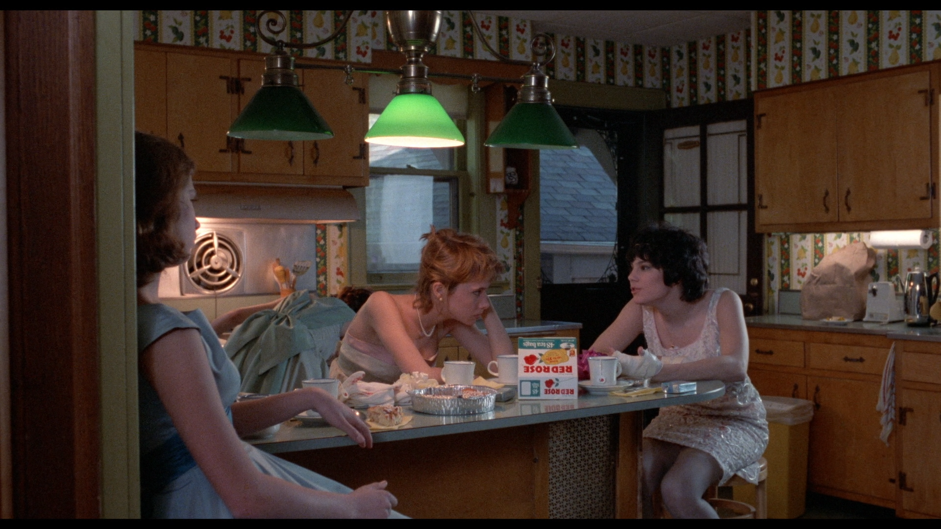 Baby.It's.You.1983.BDRemux.1080p.mkv_snapshot_00.55.15.460.png