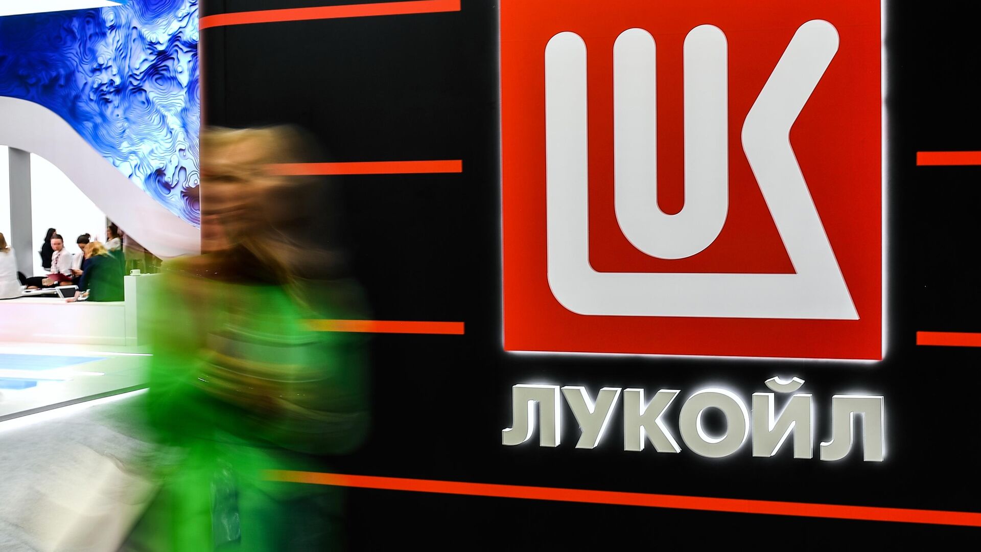 Болгария не планирует национализировать завод Лукойла в Бургасе