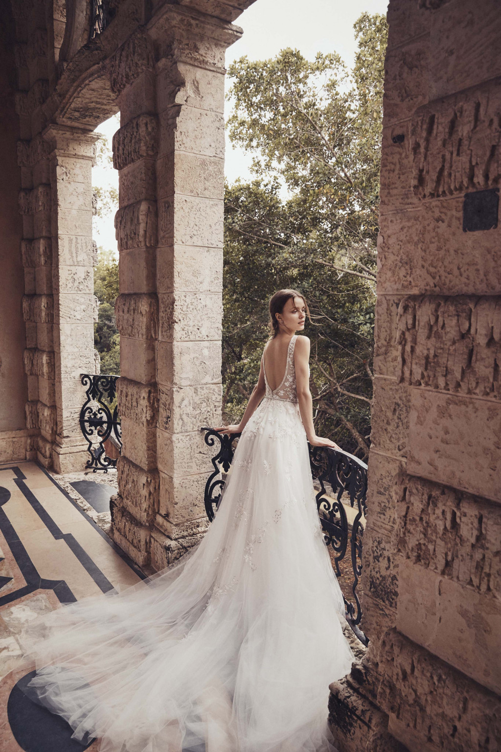 00012-Monique-Lhuillier-New-York-Bridal-Spring-2020-credit-Jennifer-Massaux.jpg