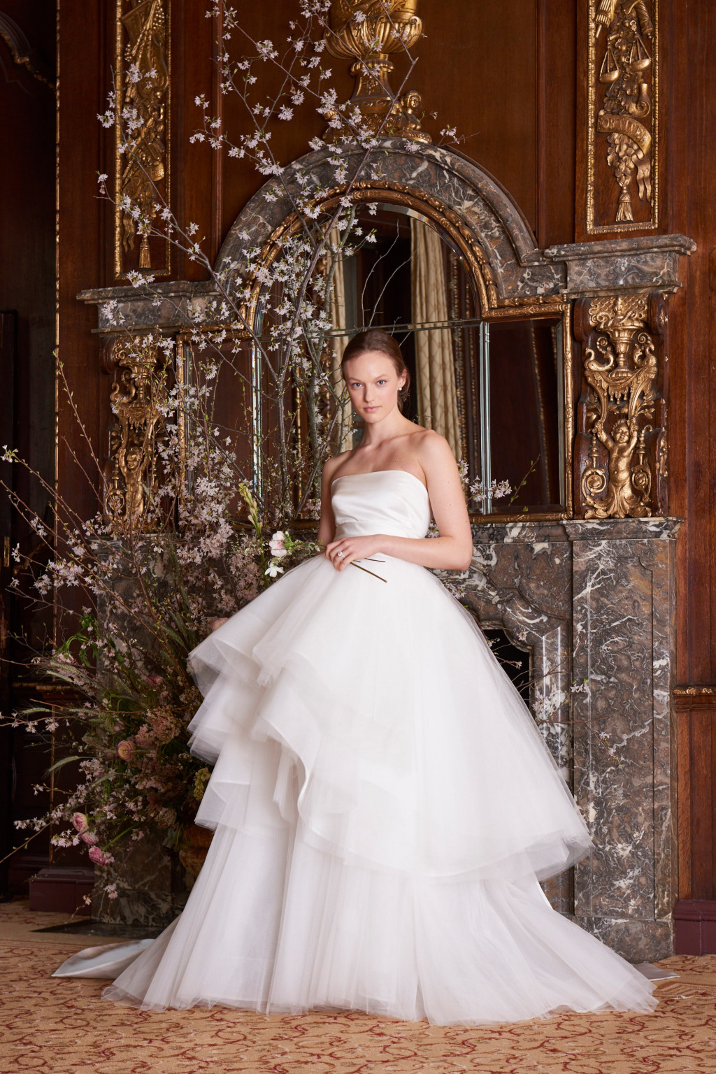 003-MoniqueLhuillier_Spring_2019_Bridal_Look_3_Moda.jpg