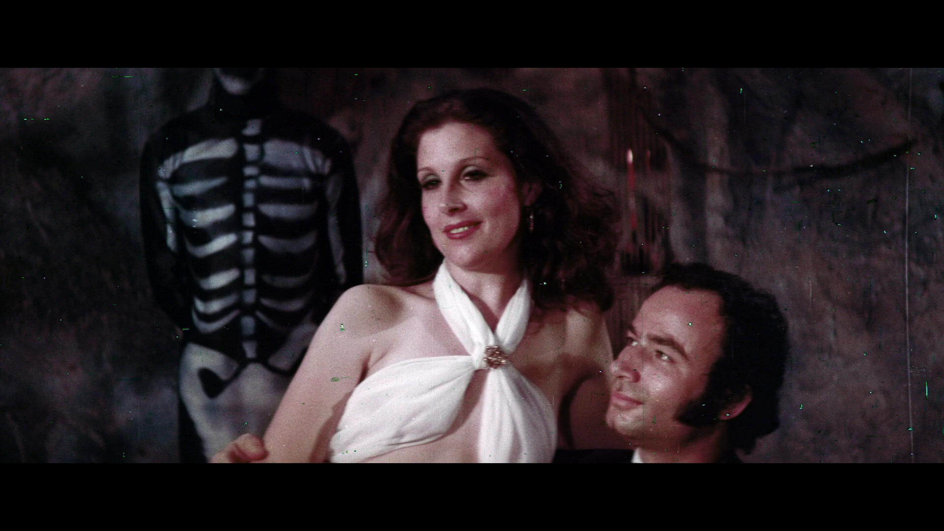The.Dragon.Lives.Again.1977.BDRemux.1080p.mkv_snapshot_00.42.17.518.png