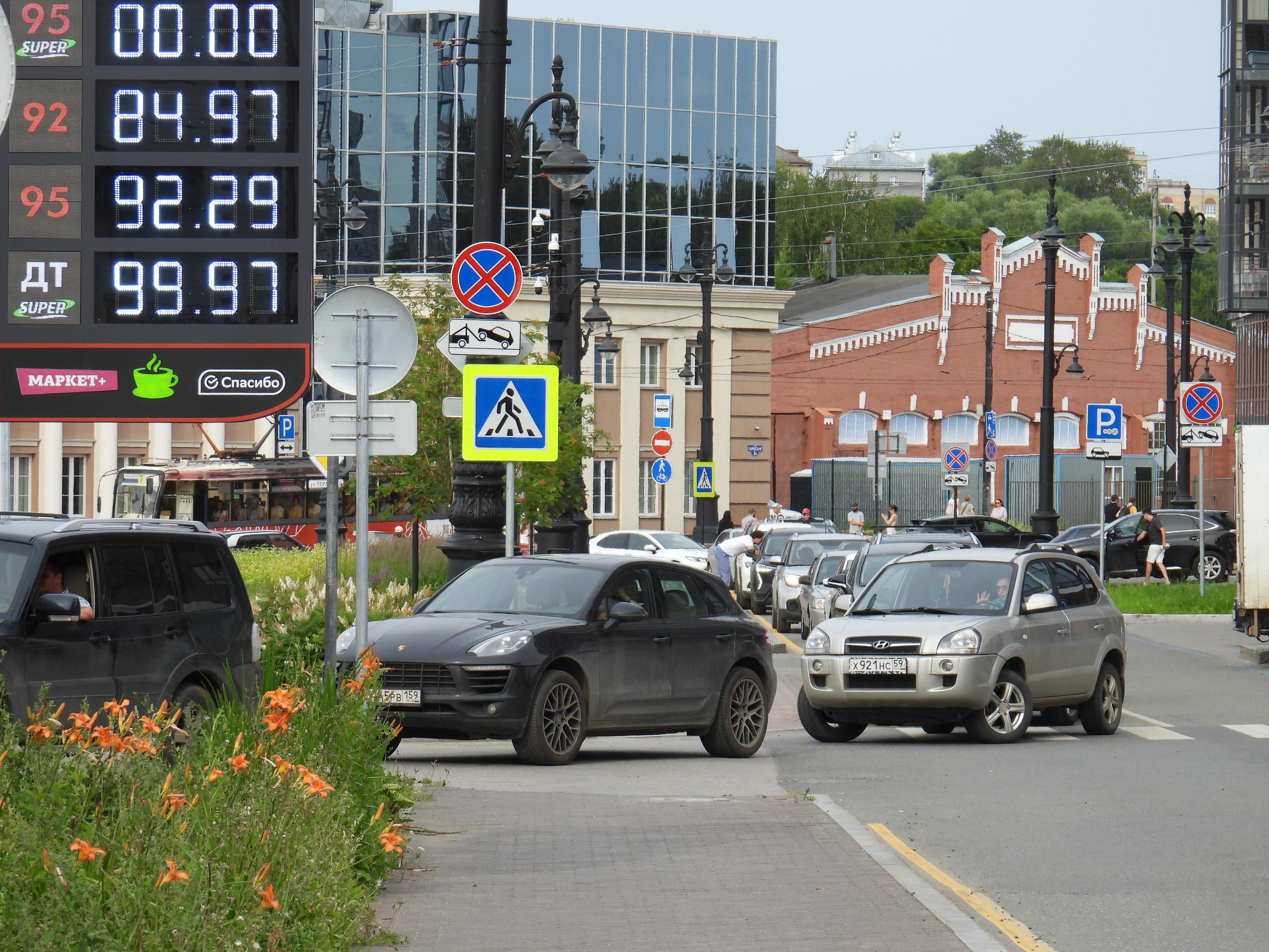 В Перми сохраняются очереди на заправках: водители делятся впечатлениями