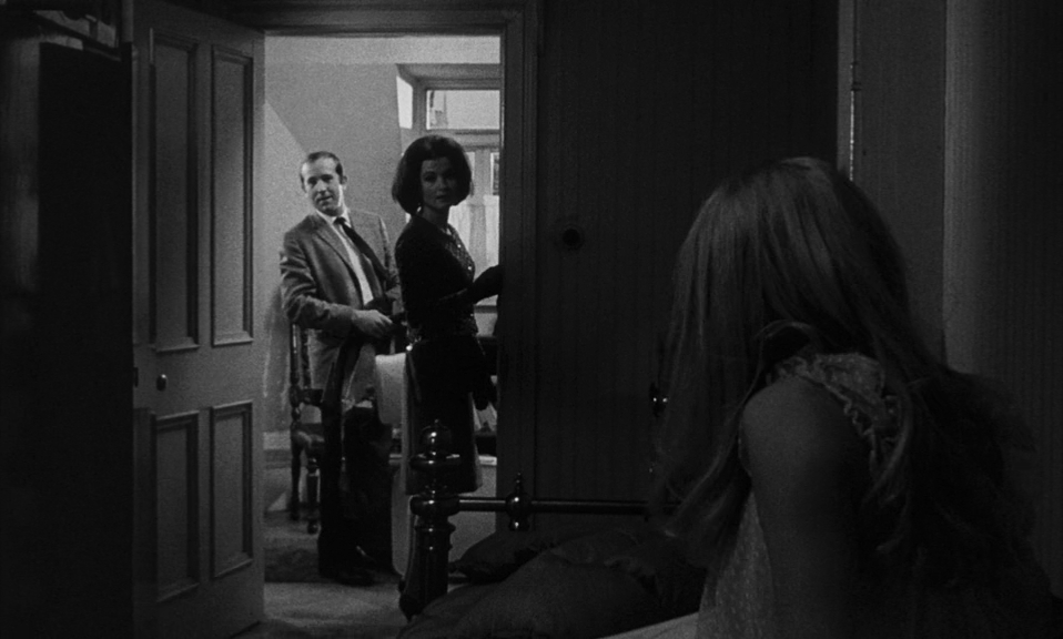 Отвращение.1965.BDRip AVC msltel.mkv_snapshot_00.39.19.183.jpg