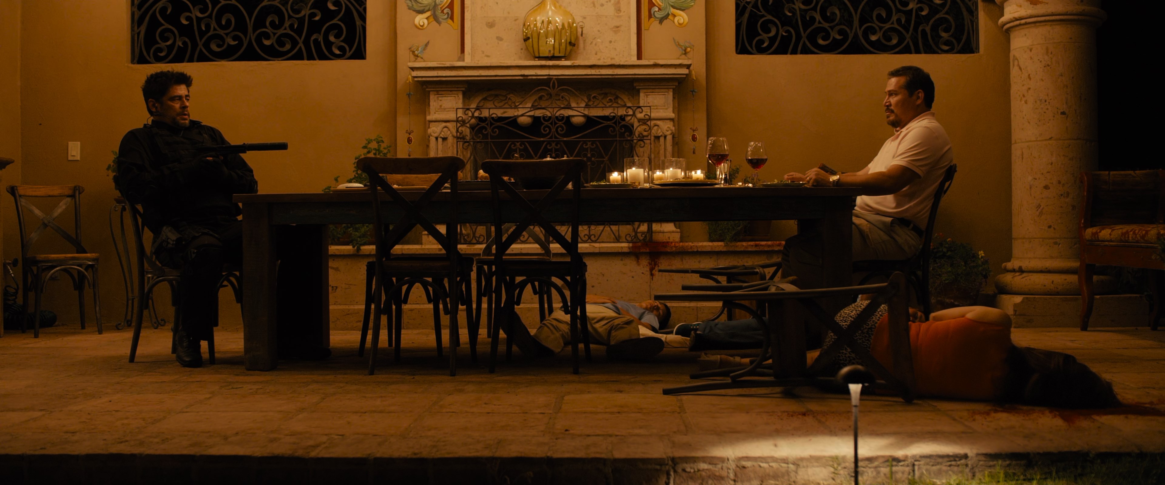 Sicario (2015) BDRip 2160p-NVENC 10 bit [HDR].mkv_snapshot_01.47.16.430.jpg