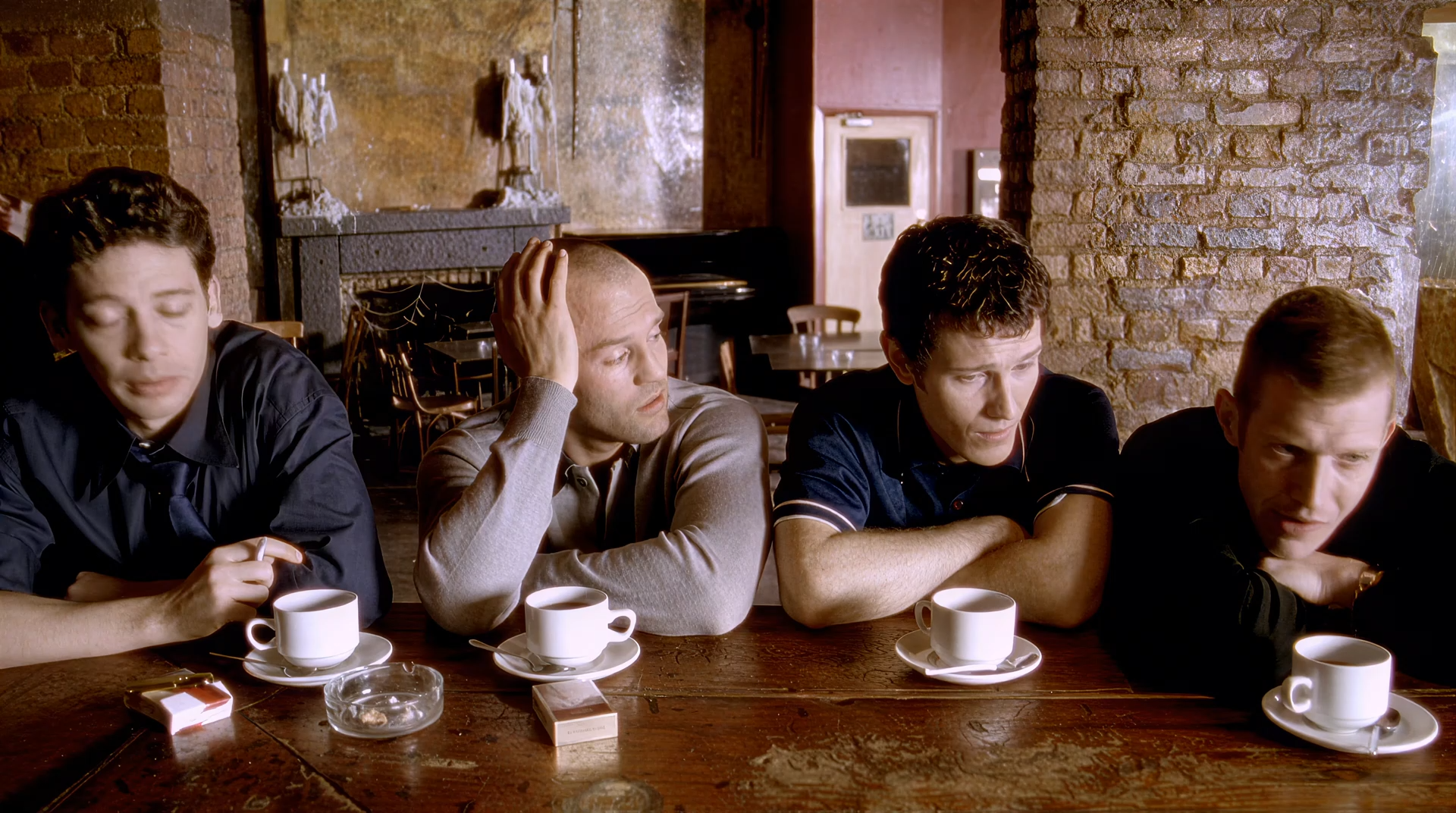 Lock Stock and Two Smoking Barrels DC 1998 1080 AI.mkv_snapshot_01.23.20.000.png