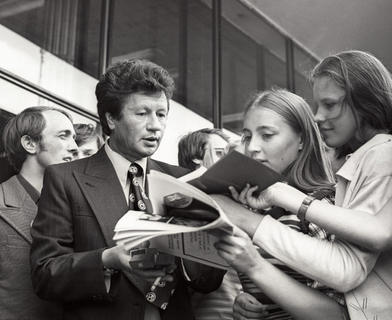 Любить людей цитаты. Полюбить человека отвечающего. О чувствах к мужчине. Полюбить человека отвечающего. Людям надо отвечать взаимностью на любовь любовью.