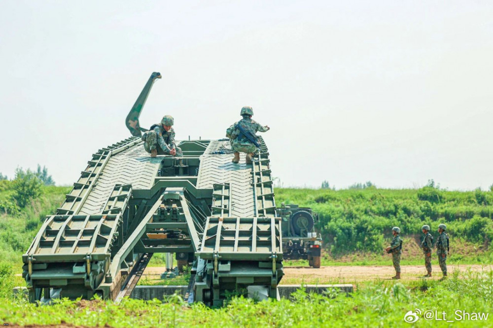 Наведение механизированного моста 